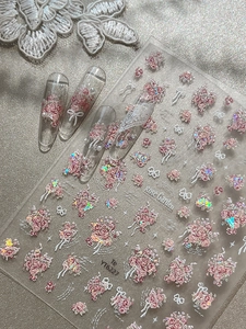 Vue détaillée des autocollants à ongles Rose Garden avec fleurs roses et paillettes