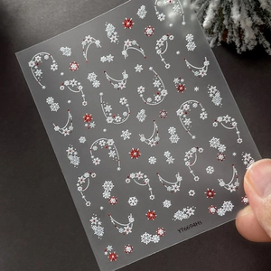 Winter-Schneeflocken-Nagelaufkleber mit 3D-Prägedesign in Weiß und festlichen roten Akzenten