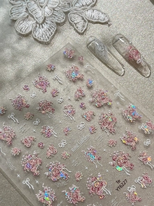 Macro d'autocollants 3D pour ongles à fleurs et nœuds sur fond de tissu scintillant