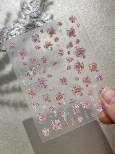 Vue détaillée des motifs de roses et de nœuds sur autocollants nail art laser