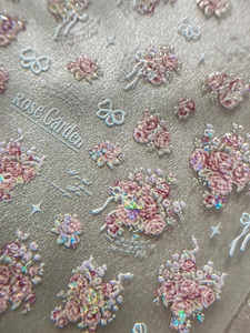 Vue macro d'autocollants 3D pour ongles avec roses, nœuds et texture laser irisée
