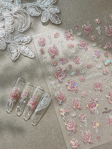 Vue détaillée d'autocollants 3D pour ongles avec roses, perles et dentelle