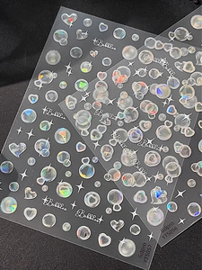 Détail d'autocollants holographiques pour ongles avec cœurs et étoiles scintillants