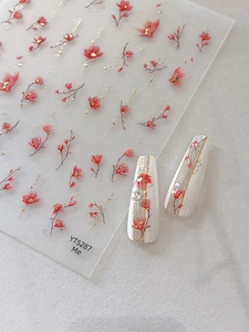 Détail d'autocollants YT5287 magnolia dorés avec accents floraux 3D sur ongles blancs