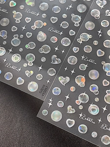 Gros plan d'autocollants YT5057 holographiques avec motifs bulles et cœurs 3D