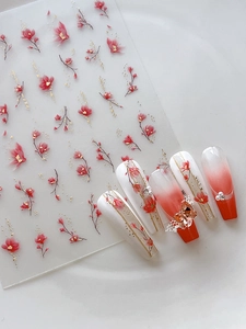 Détail de stickers à ongles magnolia bronzant avec feuille d'or et motif floral rose