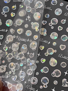Vue macro de stickers ongles irisés avec bulles et étoiles à effet holographique