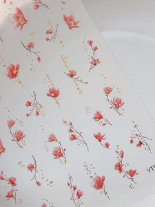 Détails d'autocollants pour ongles avec fleurs de magnolia et dorures à la feuille