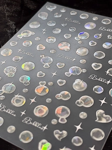 Vue macro détaillée des autocollants 3D holographiques avec motifs bulles et cœurs