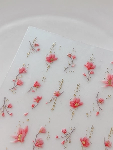 Vue macro d'autocollants pour ongles fleurs roses avec étoiles dorées et dégradés