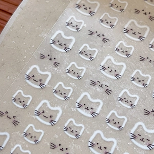 Adesivi per nail art con gatti dei cartoni animati con contorni bianchi minimalisti