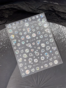Vue détaillée d'autocollants 3D holographiques pour ongles avec bulles et motifs de cœur