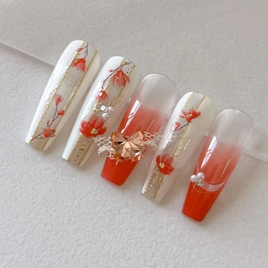 Faux ongles cercueil magnolia doré avec papillon 3D, fleurs rouges et dorures