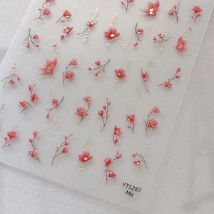 Autocollants nail art magnolia rouge élégants avec détails dorés pour manucure YT5287