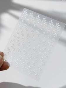 Details von perlmuttfarbenen weißen Blumen-Nagelstickern mit 3D-Prägungstextur