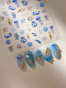Détail macro de stickers ongles 3D en relief avec motifs de méduses et coquillages