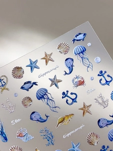 Vue macro des autocollants d'ongles en relief 3D avec motifs de méduses et de coquillages