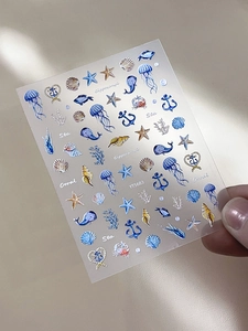 Vue détaillée des autocollants nail art thème océan avec méduses, dauphins et coquillages