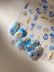 Détail de stickers 3D gaufrés pour ongles avec motifs marins de méduses et de coquillages