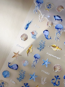 Macro d'autocollants 3D gaufrés pour ongles sur le thème océan avec méduses et coquillages