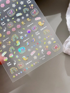 Dettaglio degli adesivi per unghie YT5108 con uccelli colorati, fiori e ologrammi
