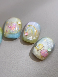 Dettaglio macro di unghie cat-eye dipinte a mano con uccelli colorati e motivi 3D primaverili