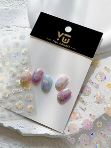 Détail macro d'autocollants nail art mouton irisés avec effets de dégradés pastel colorés
