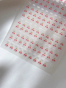 Vista dettagliata di adesivi per unghie opachi con ciliegie e fiocchi Cherry Love