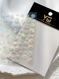 Vue détaillée d'autocollants holographiques pour ongles avec moutons et nuages mignons
