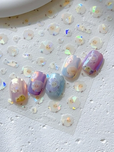 Vue macro de stickers d'ongles mouton irisés avec effet aurore laser sur différents ongles