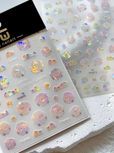 Gros plan sur autocollants à ongles mouton holographiques avec effet aurora coloré