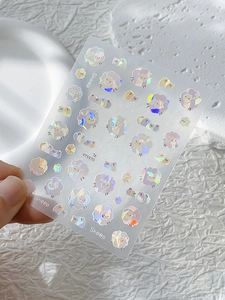 Gros plan sur les stickers ongles mouton holographiques avec éclats laser colorés