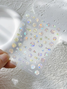 Vue détaillée d'autocollants pour ongles motif mouton avec effet holographique