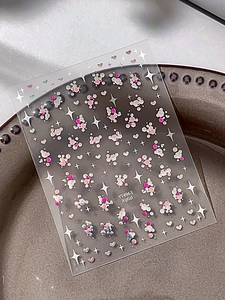 Nahaufnahme von glitzernden Herz- und Stern-Nagelstickern mit funkelnder Textur