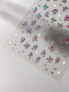 Detail von Glitzer-Herz- und Stern-Nagelstickern mit holografischem Laser-Effekt