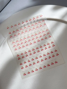 Autocollant pour ongles cerise et nœud papillon YT5889 sur une assiette en céramique