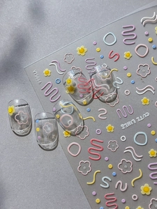 Macro détail des autocollants à ongles YT5666 avec lignes colorées et motifs floraux