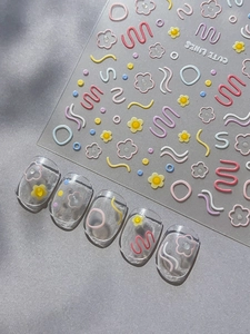Vue détaillée des autocollants 3D gaufrés pour ongles fleurs macaron et lignes ondulées