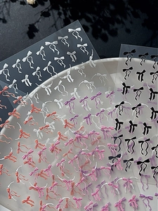 Vue macro détaillée des autocollants 3D pour ongles avec nœuds et textures de perles