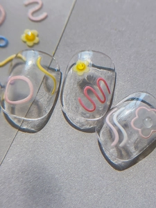 Gros plan de stickers ongles relief 3D aux motifs floraux colorés de style été