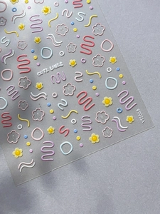 Détail d'autocollants 3D pour ongles avec lignes ondulées pastel et motifs floraux