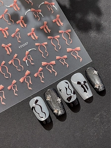 Détail de stickers à ongles 5D nœuds roses avec perles sur ongles noir et blanc