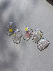Détails de cinq autocollants pour ongles en résine transparente aux motifs floraux colorés