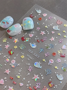 Macro de stickers pour ongles d'animaux marins irisés avec baleines et méduses sur bleu