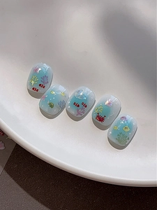 Vue détaillée de stickers nail art océan avec motifs de poissons, crabes et méduses
