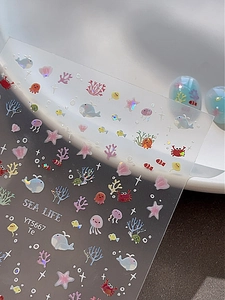Détail macro de stickers à ongles holographiques laser avec motifs marins et coraux