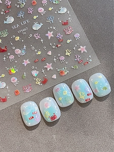 Gros plan d'autocollants nail art Sea Life avec baleines et méduses à paillettes laser