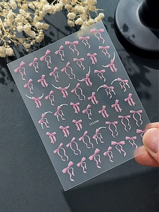 Détail de stickers 3D à paillettes rose et perles blanches pour décoration des ongles