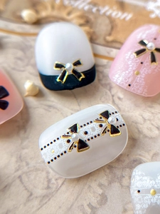 Vue macro de nœuds 3D et perles sur des ongles élégants au design de dentelle