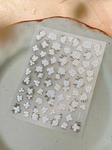 Detail of white double-layer floral nail stickers with gold edges, model YT5677 Pro